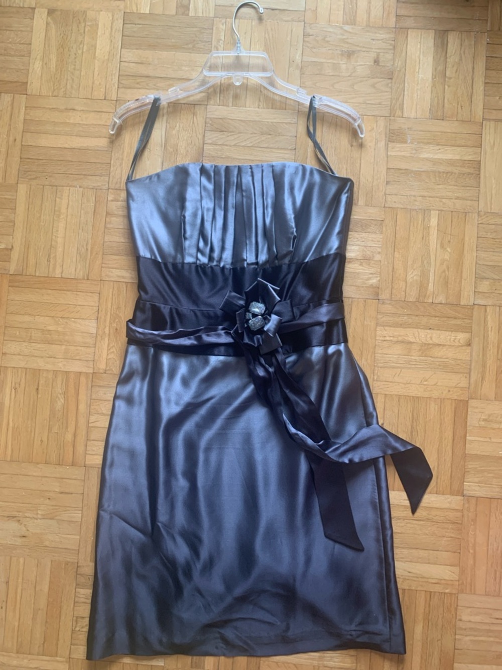White House Black Market Strapless Dress w/ Sash & Floral Broach Women’s Size 2